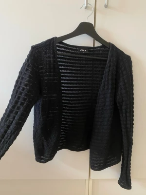 Only kofta - Svart kofta från only i ribbat material. Aldirg använd och i storlek S.