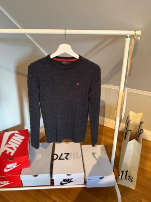 Morris tröja - En tröja från Morris som inte längre används då den krymt i tvätten är storlek M men passar ungefär S-XS