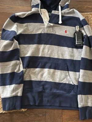 Ralph Lauren hoodie - säljer för att den inte passar mig längre. priset är inte hugget i sten🤩💸