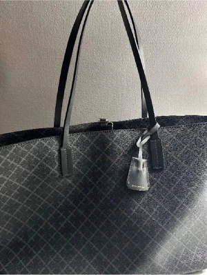 Malene Birger väska  - Säljer denna jätte snygga väska från Malene Birger. Vet inte storleken på väskan. Bra skick! Köpt för 2800kr