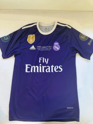 Fotbolls tröja Real Madrid - Real Madrid