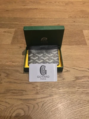 Plånbok! - Säljer en väldigt fin plånbok som är ny och väntas på nästa köpare! Säg bara till mig om de är något!