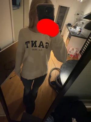 Vit sweatshirt från GANT - Vit sweatshirt från GANT med mörkblå logotyp och text 'Est. 1949' på bröstet. Använts några gånger. Köptes för 1200❤️