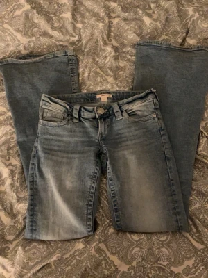 Ljusblå bootcut jeans med broderi - Säljer ett par ljusblå bootcut jeans med snyggt broderi på bakfickorna. Använt några gånger men sitter inte så fint på mig. Köptes för 400 tror jag❤️