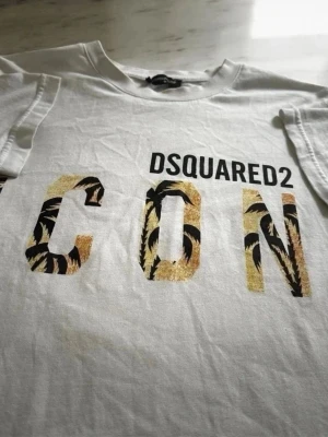 Vit t-shirt - Vit t-shirt perfekt för dig som gillar trendiga och exklusiva plagg.