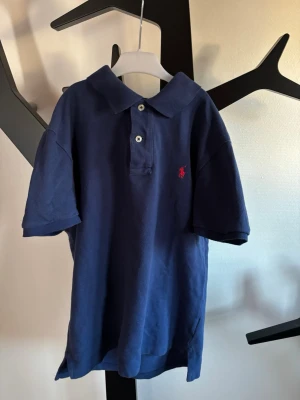 Marinblå pikétröja från Polo Ralph Lauren -  marinblå pikétröja från Polo Ralph Lauren, pris går att diskutera 