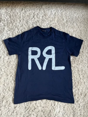 RRL t-shirt - Säljer en mörkblå t-shirt med stor vit RL-print på framsidan. Märket RRL. Fraktar inom 48 timmar!