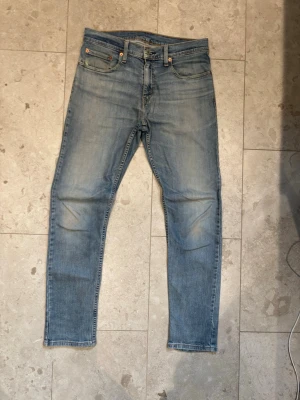 Vintage Levis jeans för herr med size 31/32 - Midjemått - 40 Benöppning- 16 Totallängd - 102