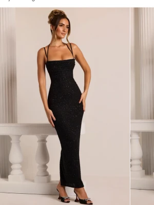 Oh Polly - Monte Carlo klänning svart - Helt oanvänd klänning från Oh polly. Jag beställde tyvärr fel storlek och har därför ingen användning för den men glömde returnera 🤍 Perfekt till bröllop eller bal, prislappen sitter kvar ☺️