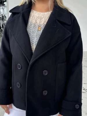 Svart kappa - Säljer denna svarta kappa från design by si i väldigt fint skick!! Perfekt nu till våren🌺🌺