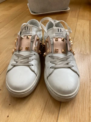 Valentino Rockstud  - Snygga vita sneakers från Valentino men är inte säker om de är äkta, då jag själv köpt de på plick, köper då de va lite för små för mig💕