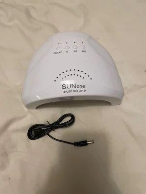 Uv lampa - Aldrig använd då jag har köpt fel. 48w som härdar all gelé och gellack med mera. Ingen platta under följer med då det är en lampa utan.  Har olika timers och 2 olika styrkor för härdning. (man dubbelklickar på första knappen för denna effekt)