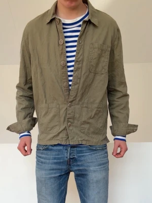 Olivgrön overshirt  - Fet overshirt ifrån Dobber i färgen Olivgrön. Bra skick är i strl M men sitter som S! Hör gärna av er vid frågor elr funderingar!!