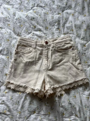 Shorts  - Vita shorts med spets nedtill