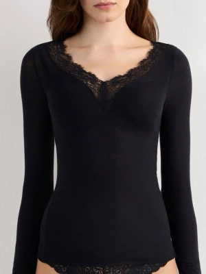 Svart långärmad Intimissimi topp - Säljer denna svarta långärmade toppen från Intimissimi. Den är i storlek S och i bra skick🌸 Nypris 489kr