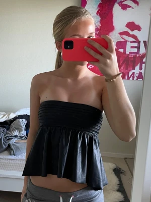 Tubtopp  - Så snygg tubtopp med ribbat över brösten❣️