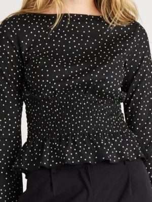 Svart prickig blus med volang - trendig svart blus med vita prickar från gina tricot! aldrig använd med prislapp 💕💕🥹🫰🏼