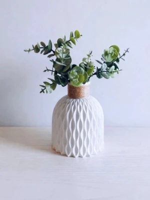 Grön & stilren bukett med designvas – naturlig elegans - En fräsch och stilren bukett i gröna toner som ger liv och en lugn, harmonisk känsla till ditt hem 🌿 Perfekt för dig som vill ha en modern inredningsdetalj med naturlig look – utan underhåll. Vas ingår: Stilren designvas i modern komposit med matt finish och exklusiv, keramisk känsla. 