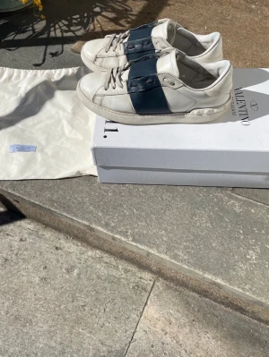 Valentino  - Tjena! Säljer dessa skor på grund av att dem nu mera är försmå. Storleken är 41. Ny pris cirka 5000kr. Sko påse och lådan följer med men har tyvärr inte kvar sulorna för dem har gått sönder! Dem har ett litet hål på vänster sula men annars inga andra skador förutom lite färg lossnad på den blåa delen och att dem har blivit creasade med tiden. Dm för frågor så svarar jag så snabbt jag kan!😁🤝