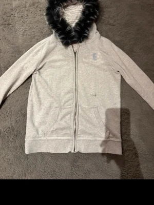 Zip up  - En fur hooded zip up i bra skick i storlek S bara höra dig för mer info