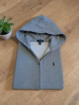 Grå Ralph Lauren zip hoodie  - Fint skick! Passar ca 160 cm Hör av dig vid frågor!