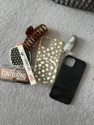 Lite blandat 🌸 - En söt prickig spegel.  En läppenna från glam.  2 iPhone 14 skal, ena är blommig & andra har ormar på.  En klämma.  Ett glittrigt nagellack.  En bronzer ifrån essence i 2 olika färger. 🌸🌸 Skalen har använts ett fåtal gånger inget annat är använt. 💓  