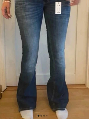 blaze jeans - jättesnygga lågmidjade jeans 