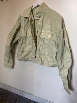 Grön jeans jacka - Superfin pastellgrön jeansjacka! Lite croppad. Tyvärr är den lite fläckig:/ Kanske går bort i tvätten🤷‍♀️