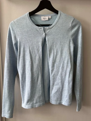 Ljusblå kofta  - Ljusblå kofta ifrån Saint Tropez! Helt ny utan prislapp! Perfekt till sommaren 🥰 Storlek Xs