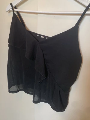 Festtopp - Svart festtopp/sommartopp från h&m🤩