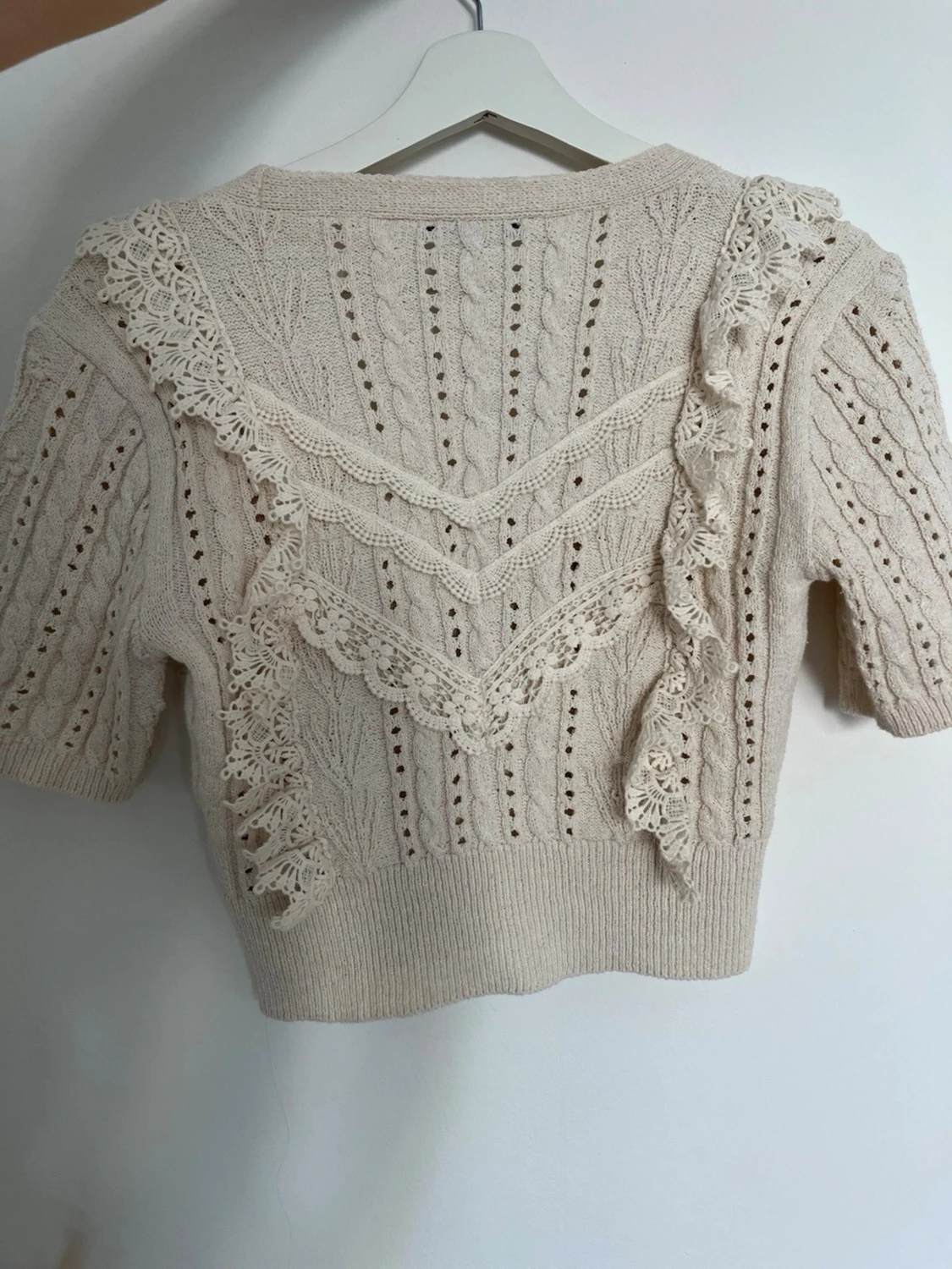 Beige blus med volangdetaljer - 3