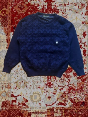 Vintage 90s pattern Oscar Jacobson knitwear - Mycket fin och högkvalitativ tröja från Oscar Jacobson med en boxy passform🙌. Storlek är onämnd så kolla mått under👍. Mycket bra skick, inga defekter✅  Längd:66cm Bröst:54cm  Våga ställ frågor och be om fler bilder Skickar så fort jag kan