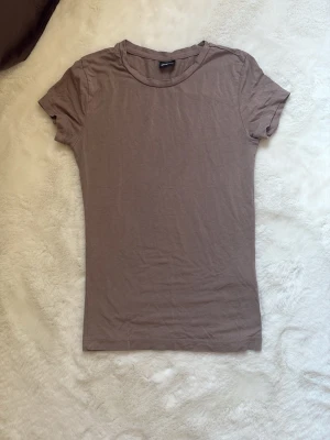 brun tshirt  - från gina tricot 