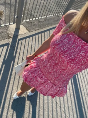 Rosa offshoulder klänning med volang - Så fin smockad klänning med volanger från hm! Väldigt populär och finns inte att köpa längre💕Storlek S Materialet är stretchigt och formar kroppen perfekt! Skicket är jättebra, precis som nytt!