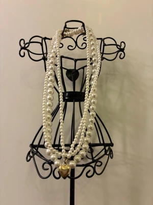 Vita pärlhalsband - Eleganta vita pärlhalsband set med hjärtberlock i guld. 