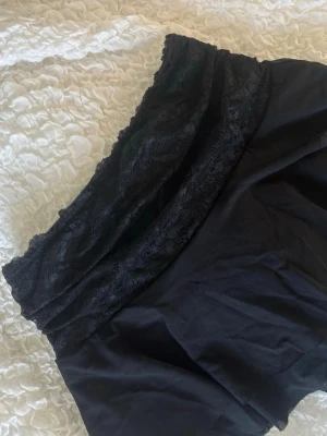 Spets kjol - Fin spets kjol me inbyggda shorts, kort i längd