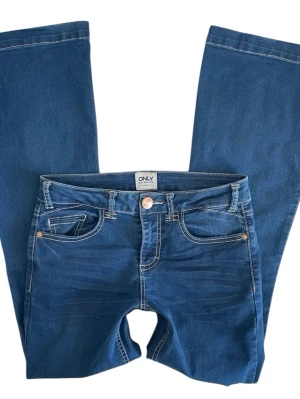 Lågmidjade bootcut Only jeans  - Stretchiga låga mellanblåa bootcut Only jeans 💙Midjemått: 71 cm + stretch 💙Innerbenslängd: 72 cm 💙Grendjup: 20.5 cm 💙Ankelvidd: 25 cm 💙Jag är en strl 36/S och är 1,67 för referens! 