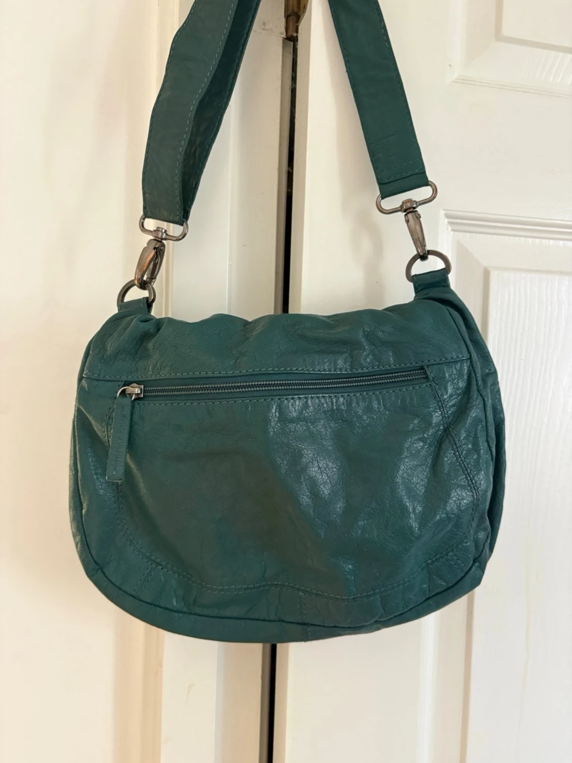 Mörkgrön axelväska med metallspänne - 1