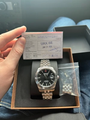 Swiss military hanowa - Stilren klocka från URX.SE med silverfärgat armband i metall och svart urtavla. Klockan har tydliga index, datumvisning och en klassisk länkdesign. Perfekt för dig som vill ha en elegant accessoar som sticker ut. Klockan är automatisk och vatten tät 100m nypris 6290kr