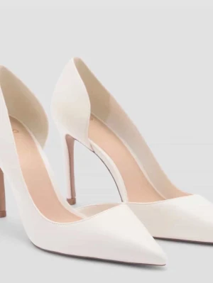 Vita pumps med spetsig tå - Snygga vita pumps från NA-KD med spetsig tå och höga klackar. Skorna har en elegant och stilren design med slät yta och är tillverkade i syntetmaterial. Perfekta för dig som vill ha en klassisk och trendig look.