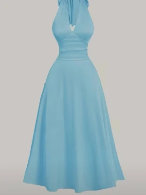 Blå långklänning med knyt i halsen - Snygg blå långklänning med omlott och knyt i halsen. Klänningen har en markerad midja och ett flödande, långt fall. Perfekt för dig som vill ha en elegant och stilren look. Materialet känns lätt och somrigt.