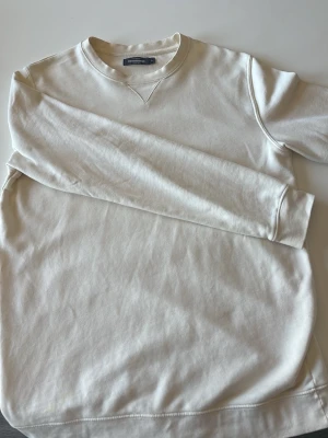 En vit  sweatshirt från dressman vid namnet Premiumtröja, 100% supima bomull - Säljer min vita tröja från dressman som jag bara använt två gånger max då jag glömde helt bort att jag hade den tröjan, Det är storlek M passar utmärkt för den som är mellan 170- 185, finns inga tecken på att den är använd så den är i väldigt fint skick.  Ny pris 499kr säljer den för 349kr går att få den billigare såklart.  
