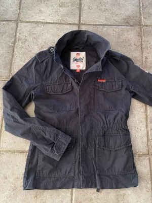 Superdry - Hej! Säljer dessa riktigt snygga Superdry field jacket jackan. Skriv gärna vid frågor eller funderingar 😊