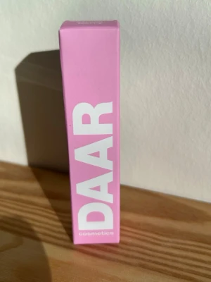DAAR Cosmetics lip balm sweet strawberry - DAAR Cosmetics lip balm i färgen sweet strawberry. Nypris 149kr🍓