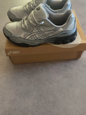Asics Gel - Snygga grå sneakers från asics/storlek är 42,5 men det passar 42 det är exakt samma sak/ köpte den för 3200 har använt den i bara en vecka 