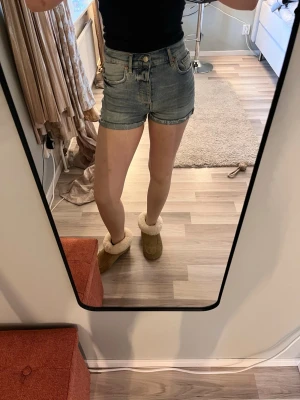 Blå denimshorts med hög midja - Säljer ett par blå jeansshorts med högmidja och tajt passform. Fint skick💕