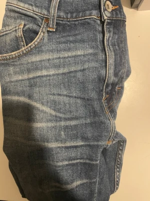 Blåa jeans tiger of Sweden , 31/30 inte använt så mycket så ganska bra skick, skriv om du vill jag ska skicka mer bilder och kom gärna med ett pris! - Säljer ett par klassiska blå jeans från Pistolero i modellen Gaucho. Jeansen har snygga slitningar och kontrastsömmar, fem fickor och normal midja. Tillverkade i bomull och perfekta för en avslappnad stil.