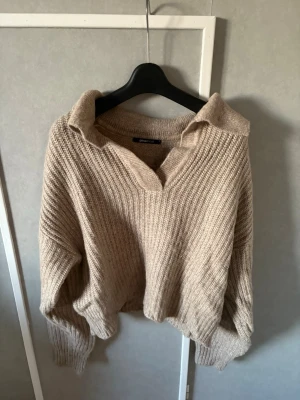 Beige stickad tröja med krage - Tröjan är från Gina Tricot och är i stl S🤍