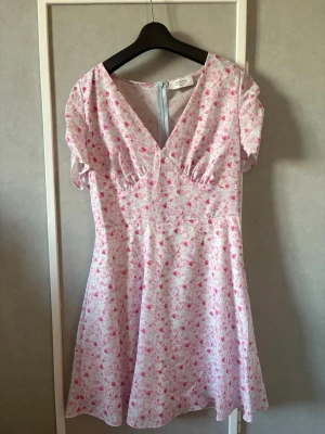 Blommig klänning - Klänning från Chiquelle i stl S🤍