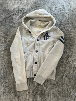 Abercrombie & Fitch hoodie - Säljer denna sällsynta och mycket eftertraktade  hoodie | Storlek S | Skick 9/10 | Vid eventuella frågor hör gärna av dig och erbjuder bra pris vid köp av bundle 😁✅